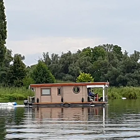Hausboot Nautikhus Auf Der Havel Πλωτό κατάλυμα *